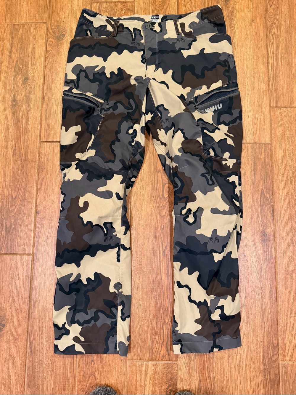 KUIU Men's Camo Cargo Pants / men’s 40x34